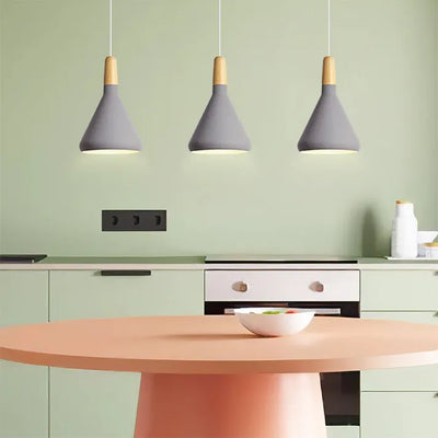 Suspension French Macaron Conique - Lampe en Aluminium et Bois au Design Moderne et Ludique