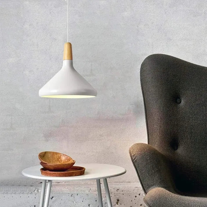 Suspension French Macaron Conique - Lampe en Aluminium et Bois au Design Moderne et Ludique