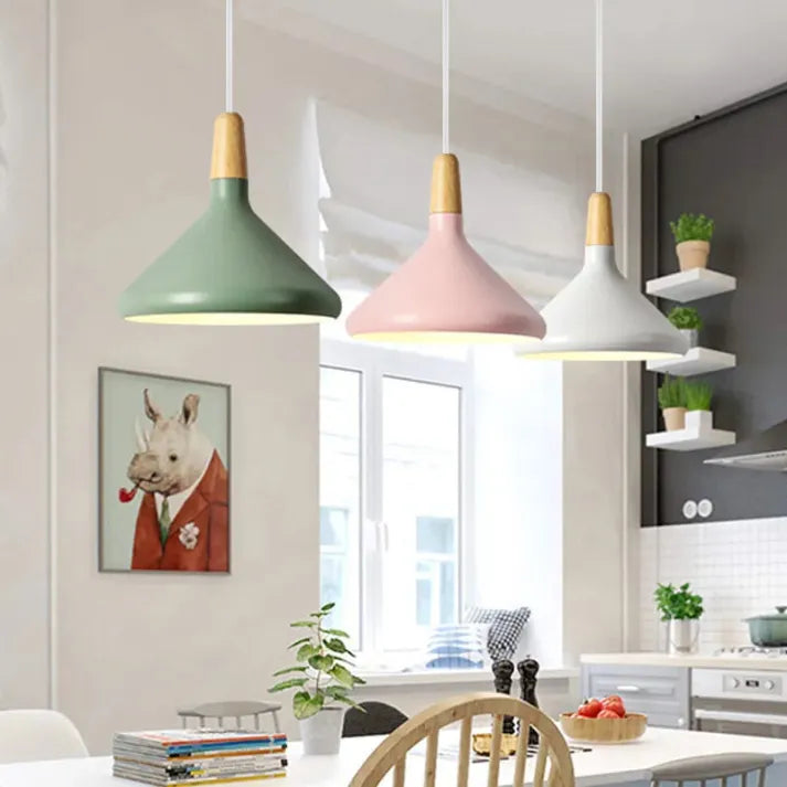 Suspension French Macaron Conique - Lampe en Aluminium et Bois au Design Moderne et Ludique