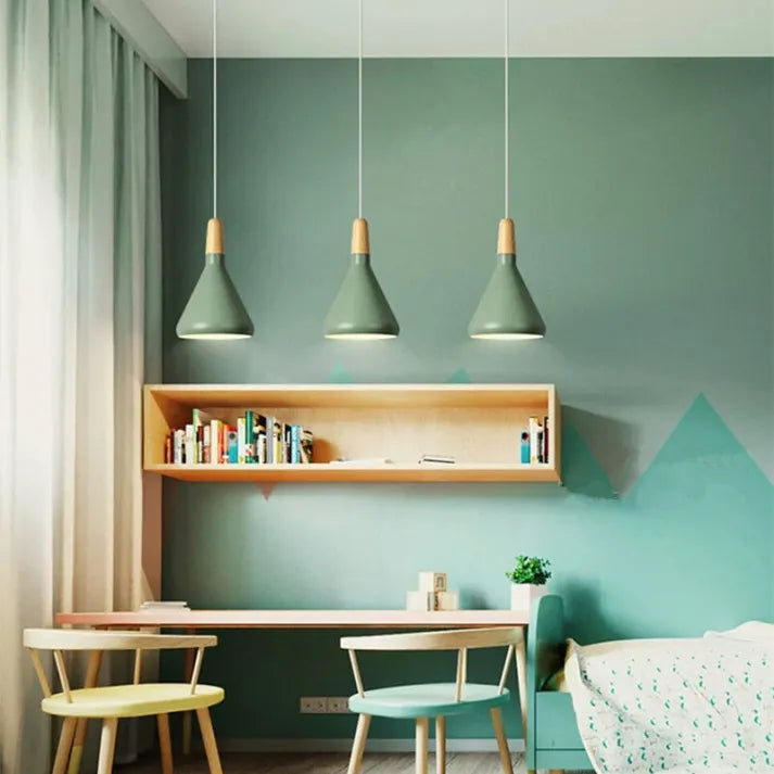 Suspension French Macaron Conique - Lampe en Aluminium et Bois au Design Moderne et Ludique