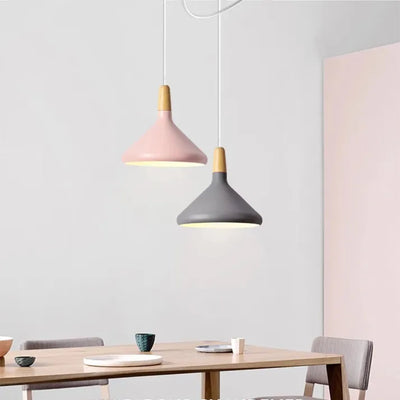 Suspension French Macaron Conique - Lampe en Aluminium et Bois au Design Moderne et Ludique