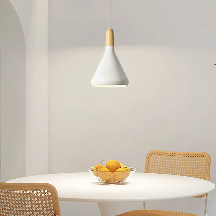 Suspension French Macaron Conique - Lampe en Aluminium et Bois au Design Moderne et Ludique