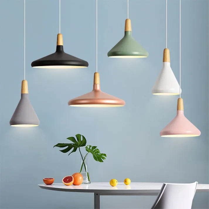 Suspension French Macaron Conique - Lampe en Aluminium et Bois au Design Moderne et Ludique