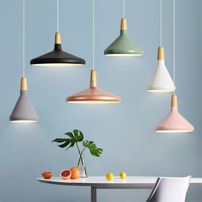 Suspension French Macaron Conique - Lampe en Aluminium et Bois au Design Moderne et Ludique