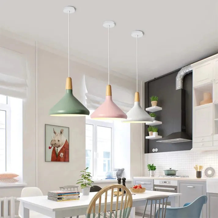 Suspension French Macaron Conique - Lampe en Aluminium et Bois au Design Moderne et Ludique