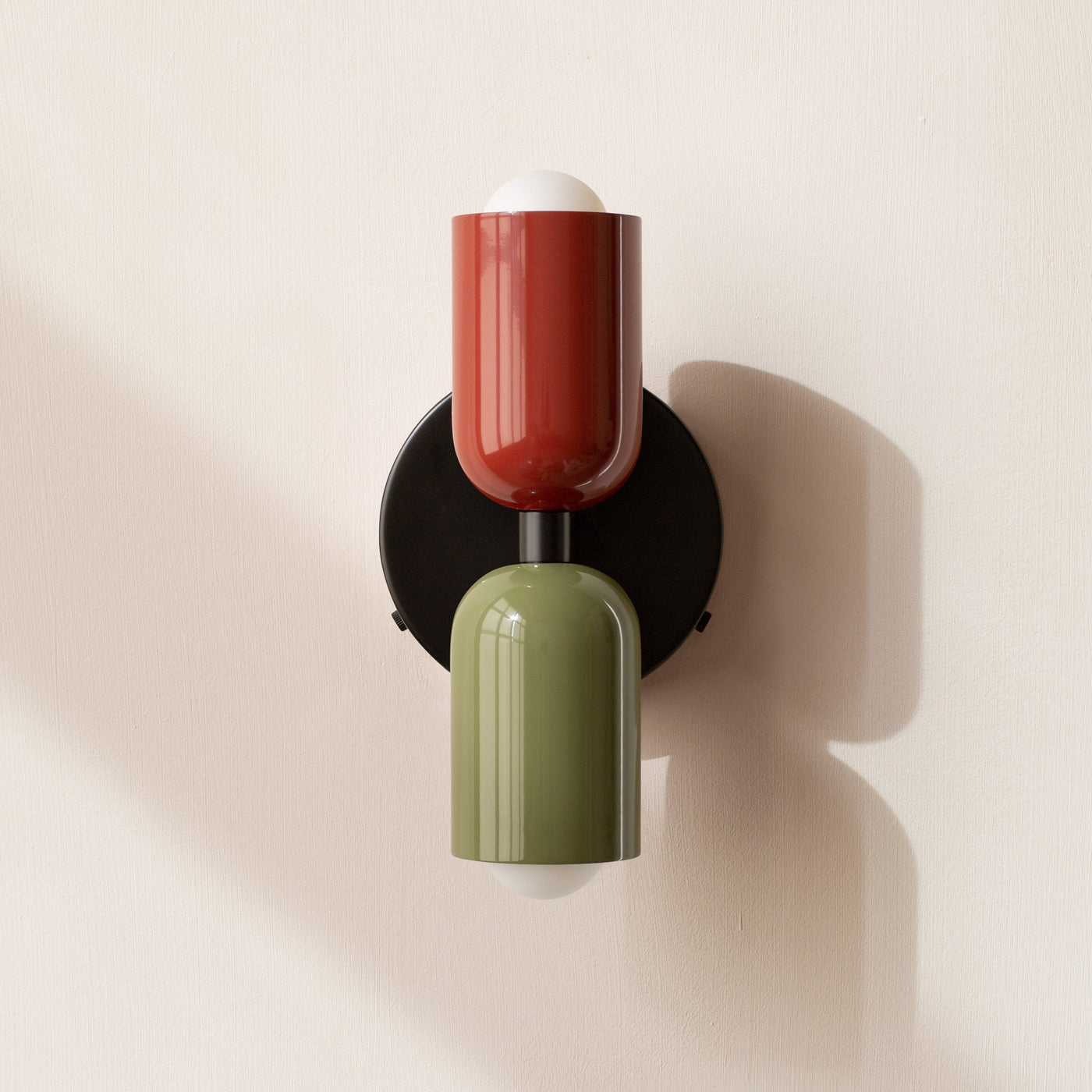 Éclairage mural moderne avec 2 ampoules – Design directionnel, disponible en plusieurs couleurs