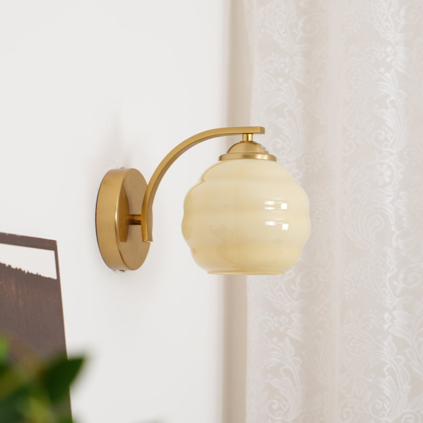 Lampe Murale Vintage Art Déco, Élégance Classique avec Abat-jour en Verre Blanc