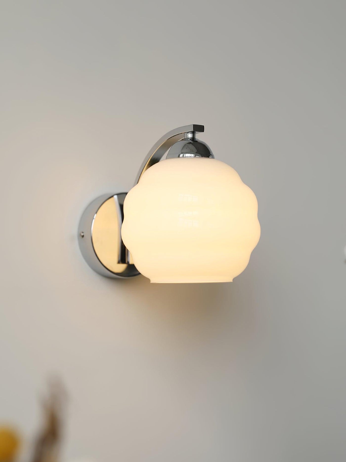 Lampe Murale Vintage Art Déco, Élégance Classique avec Abat-jour en Verre Blanc