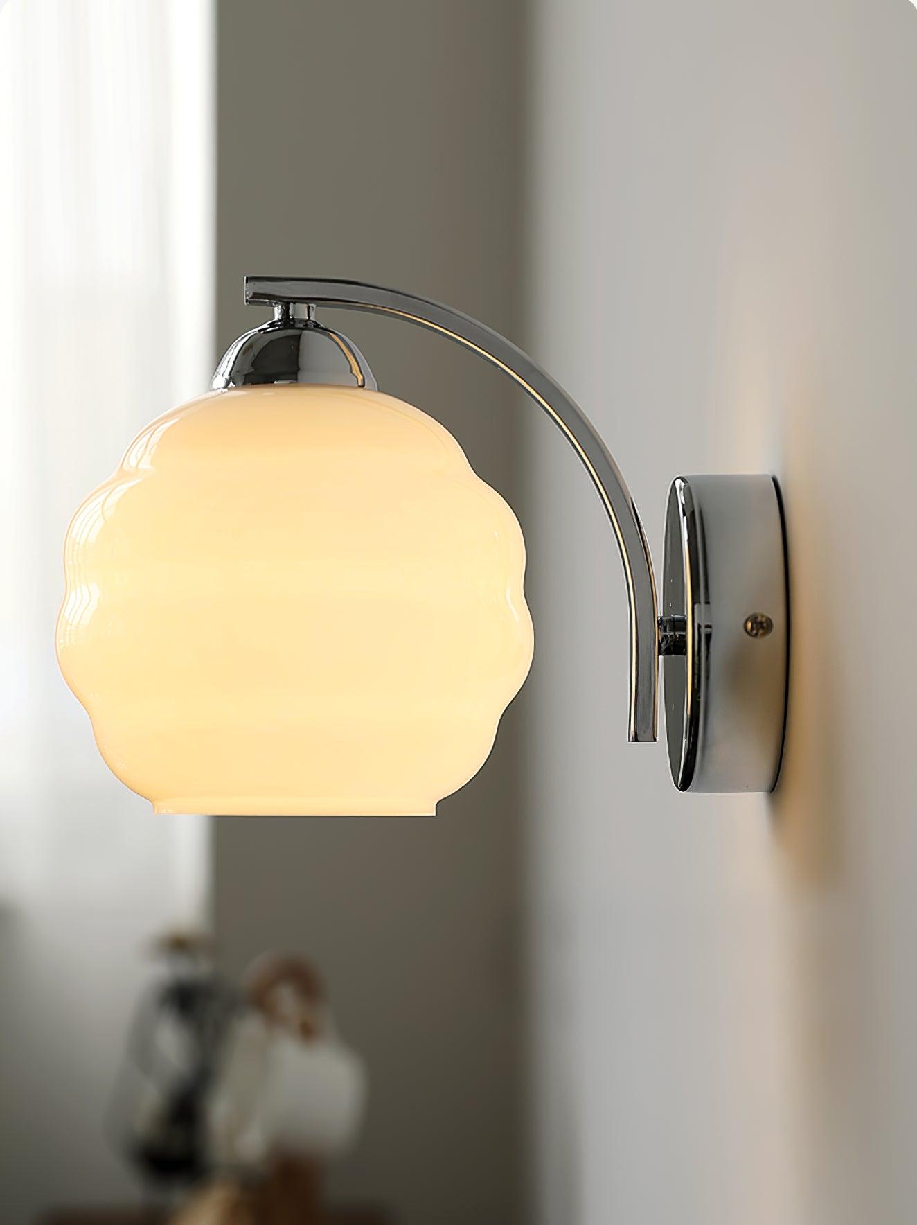 Lampe Murale Vintage Art Déco, Élégance Classique avec Abat-jour en Verre Blanc