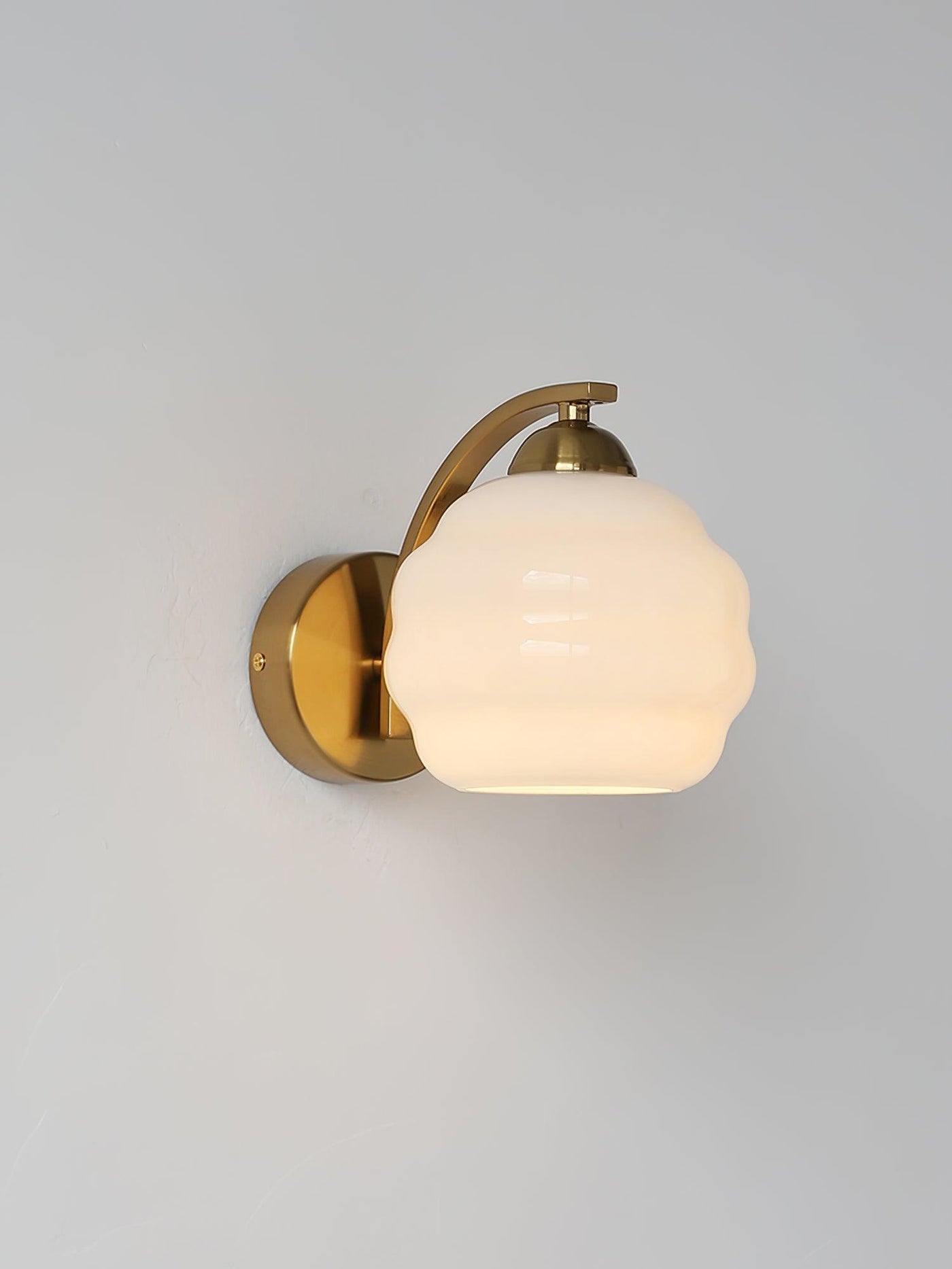 Lampe Murale Vintage Art Déco, Élégance Classique avec Abat-jour en Verre Blanc