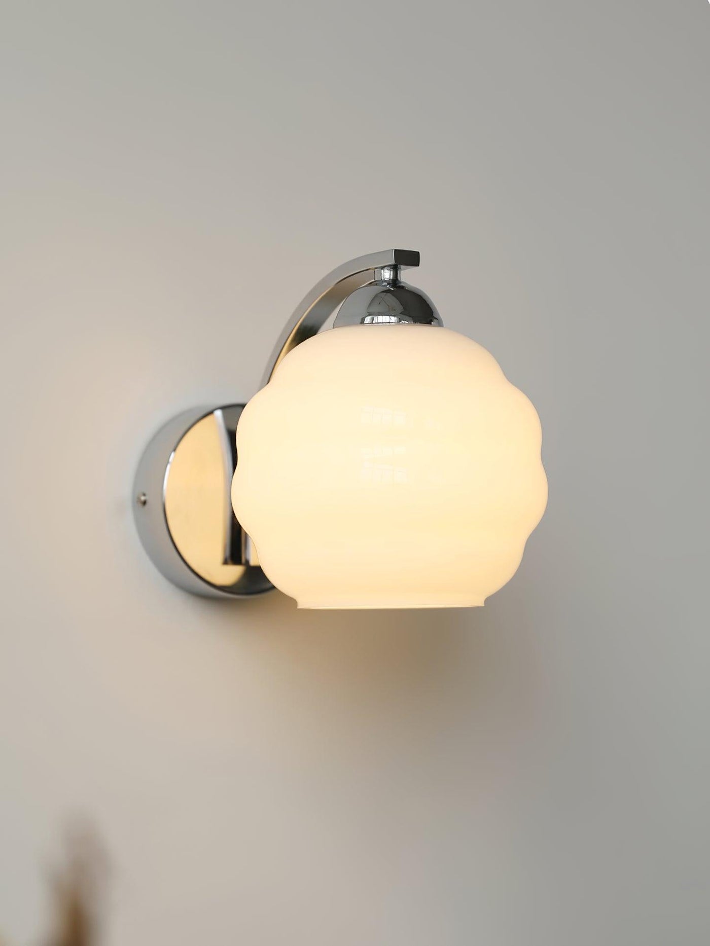 Lampe Murale Vintage Art Déco, Élégance Classique avec Abat-jour en Verre Blanc