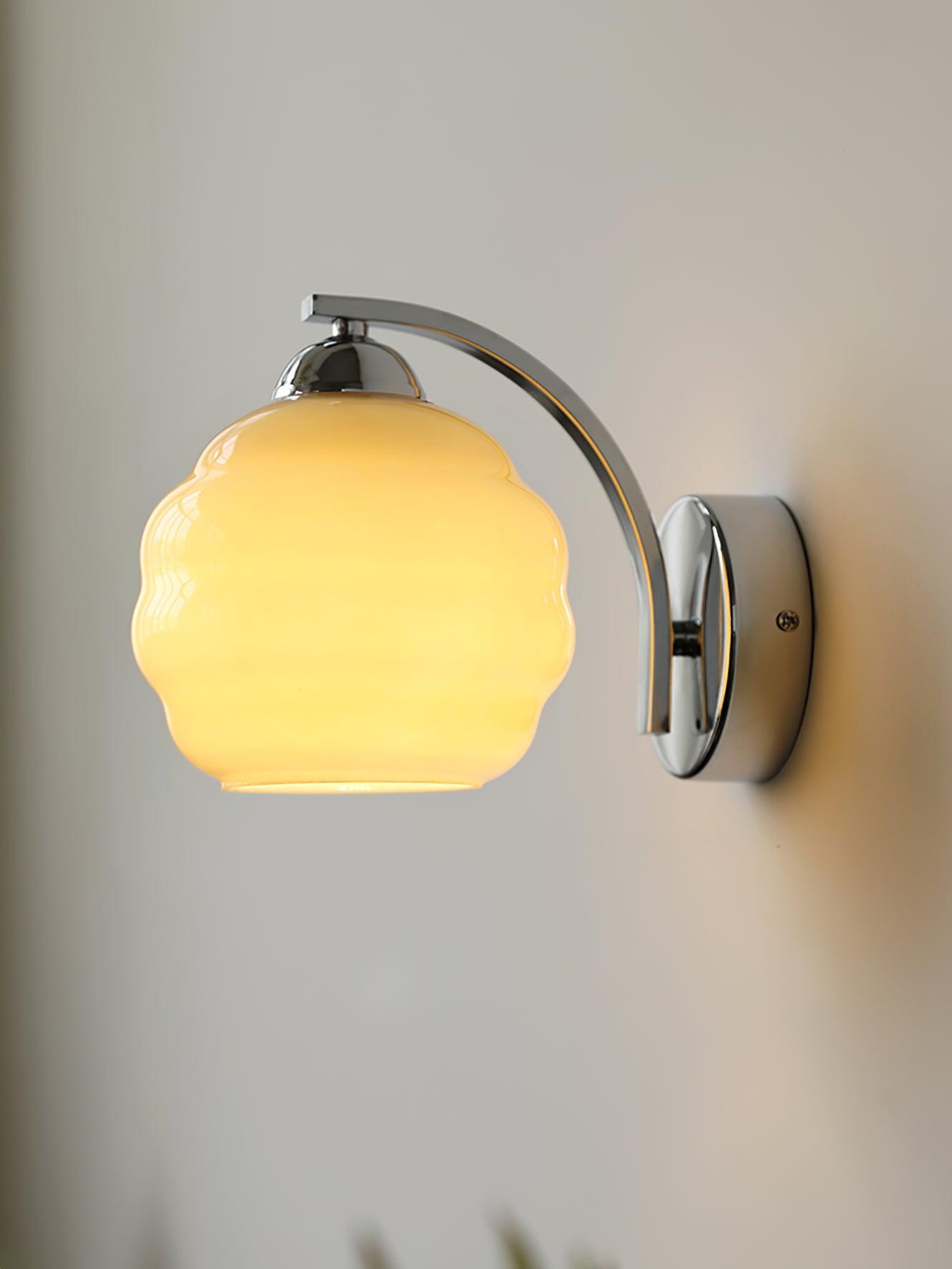 Lampe Murale Vintage Art Déco, Élégance Classique avec Abat-jour en Verre Blanc