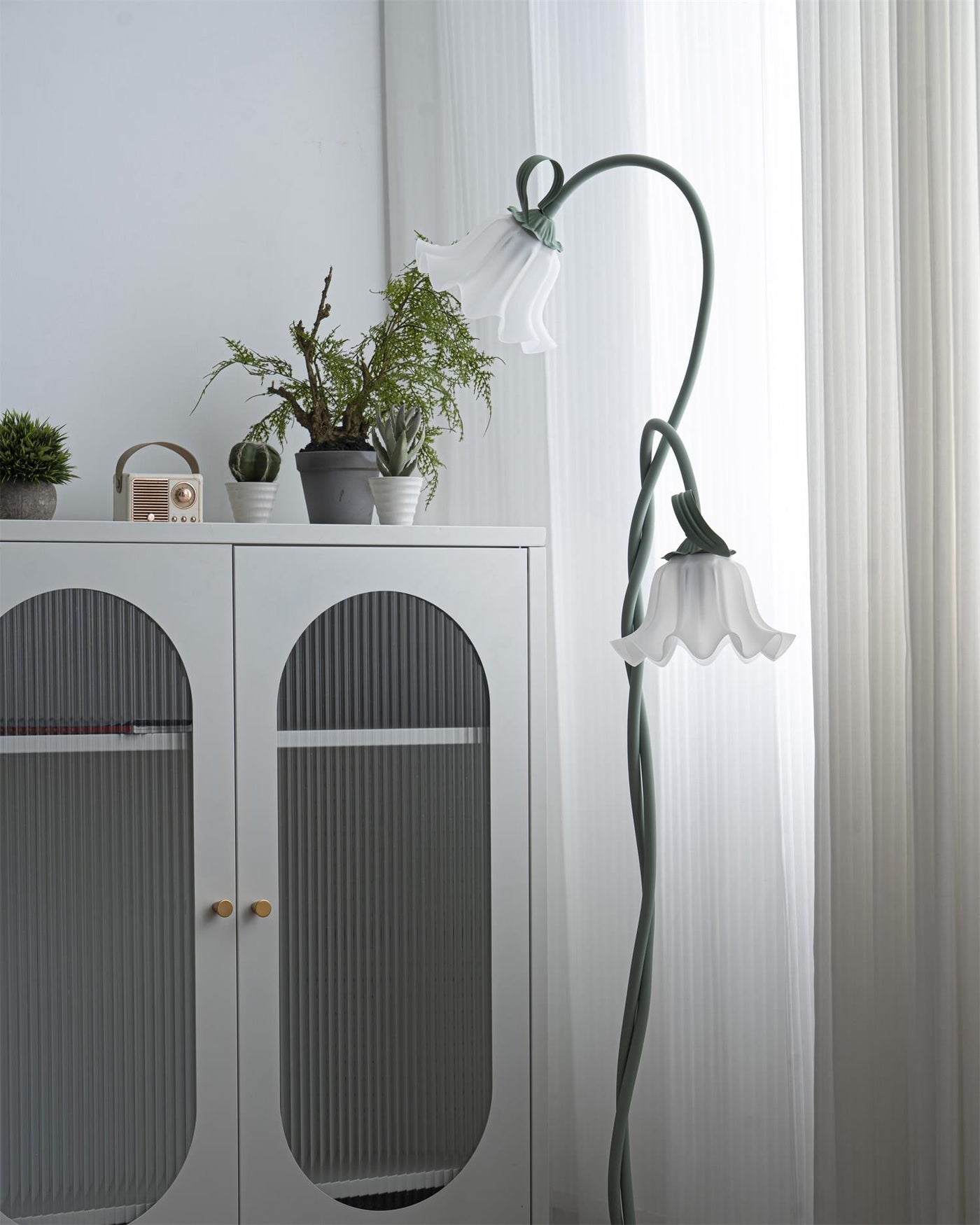 Lampadaire Calla Flowers – Éclairage Élégant avec Fleurs Blanches et Design Raffiné