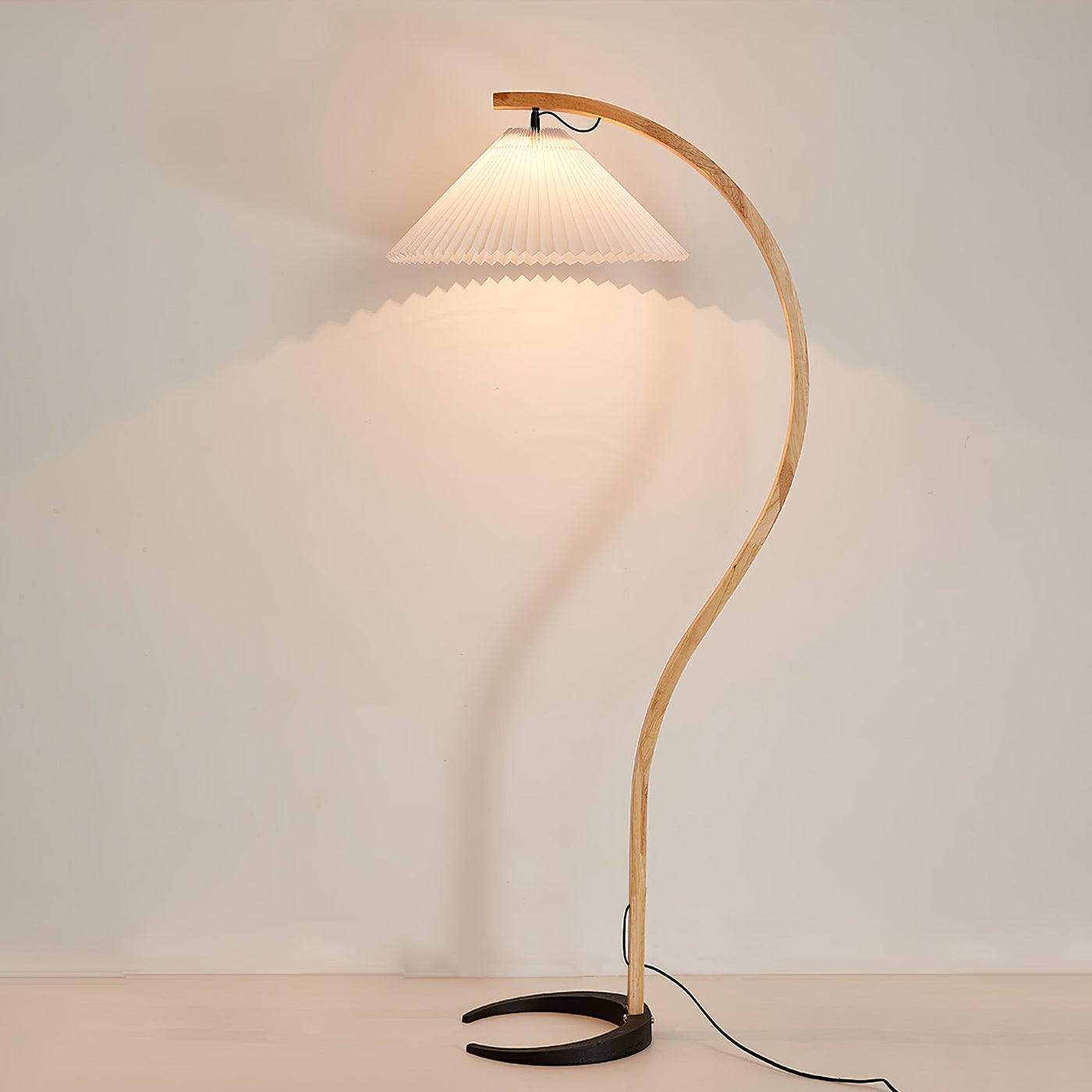 Lampe sur Pied Caprani – Design Scandinave 70’s avec Base en Bois et Métal