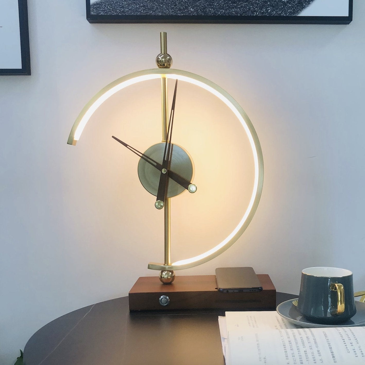 Lampe Horloge Moderne avec Chargeur Sans Fil - Design Élégant en Bois et Métal