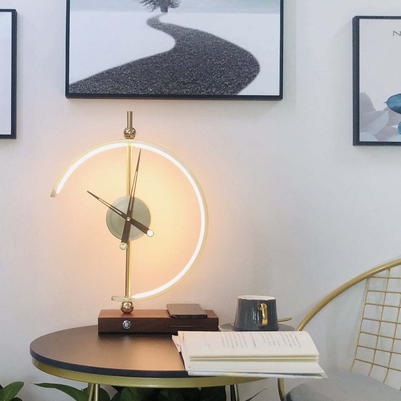 Lampe Horloge Moderne avec Chargeur Sans Fil - Design Élégant en Bois et Métal