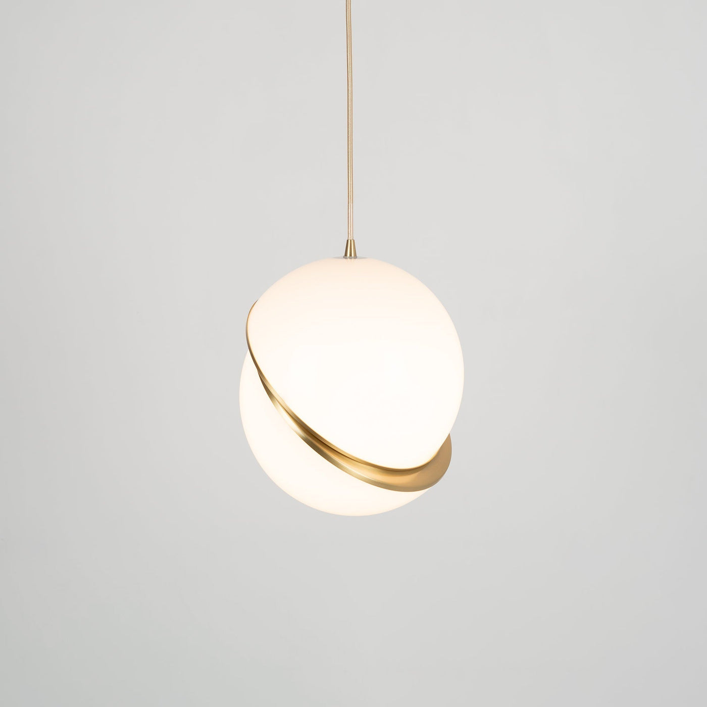 Suspension Mondsichel en Acryl et Laiton - Éclairage LED Moderne et Élégant