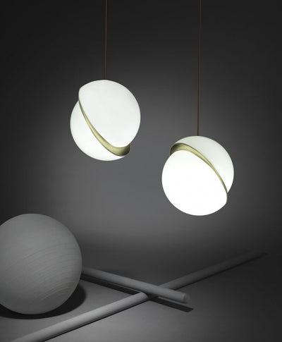 Suspension Mondsichel en Acryl et Laiton - Éclairage LED Moderne et Élégant