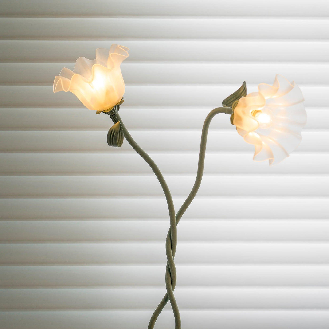 Lampadaire Calla Flowers – Éclairage Élégant avec Fleurs Blanches et Design Raffiné