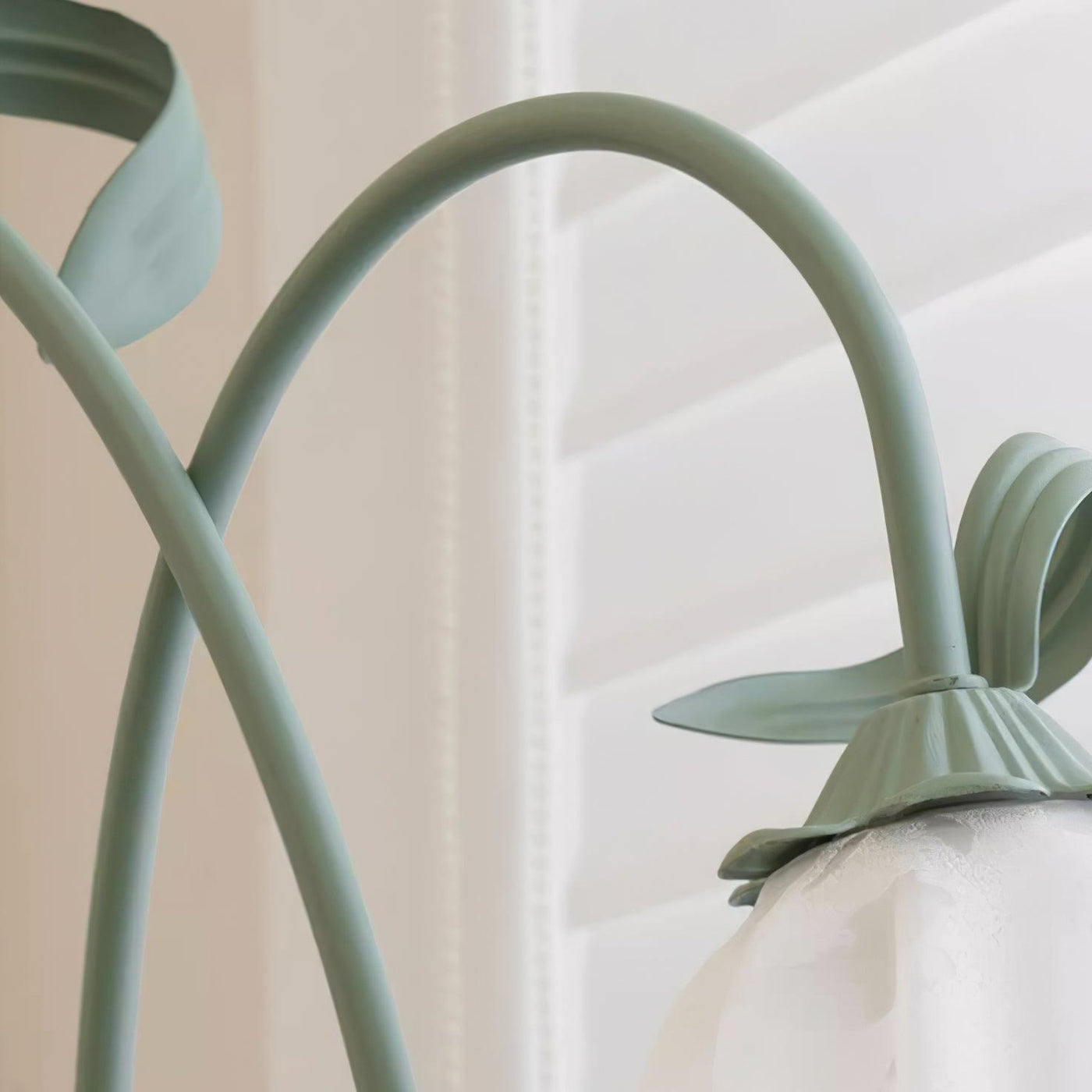 Lampadaire Calla Flowers – Éclairage Élégant avec Fleurs Blanches et Design Raffiné