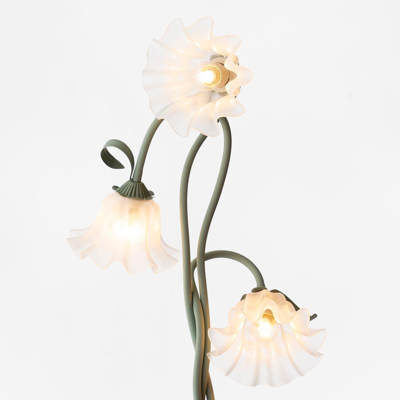 Lampadaire Calla Flowers – Éclairage Élégant avec Fleurs Blanches et Design Raffiné