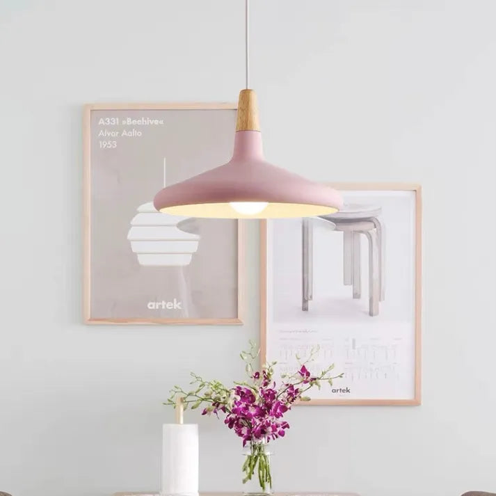 Suspension French Macaron Conique - Lampe en Aluminium et Bois au Design Moderne et Ludique