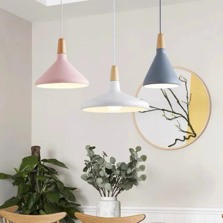 Suspension French Macaron Conique - Lampe en Aluminium et Bois au Design Moderne et Ludique