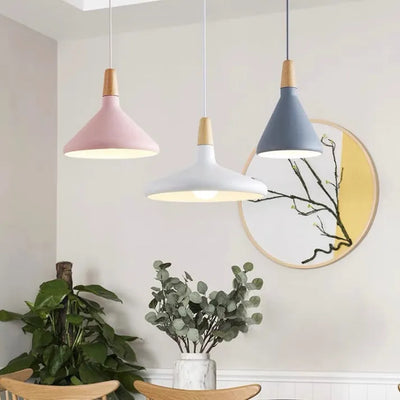 Suspension French Macaron Conique - Lampe en Aluminium et Bois au Design Moderne et Ludique