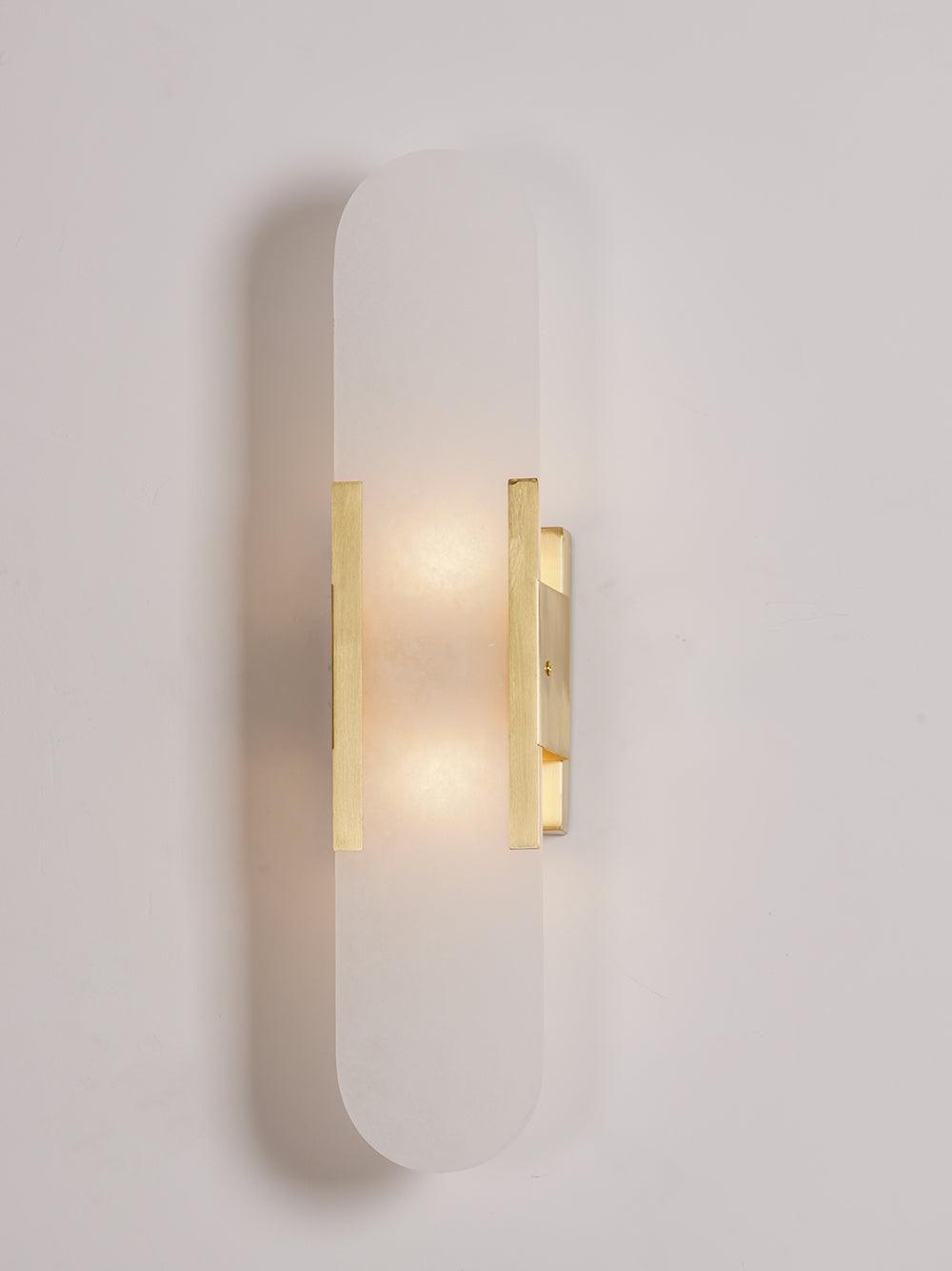Applique Murale Melange Elongée en Albâtre - Design Élégant avec Détails en Laiton
