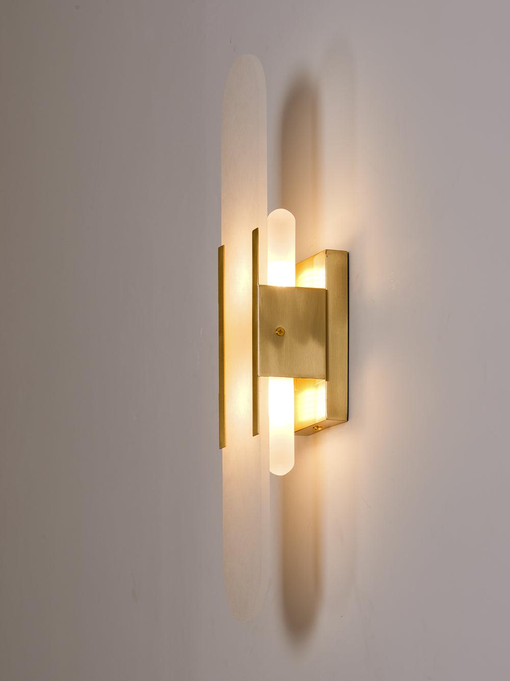 Applique Murale Melange Elongée en Albâtre - Design Élégant avec Détails en Laiton