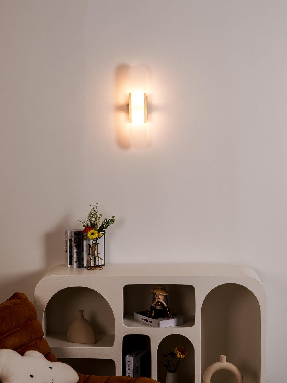 Applique Murale Melange Elongée en Albâtre - Design Élégant avec Détails en Laiton