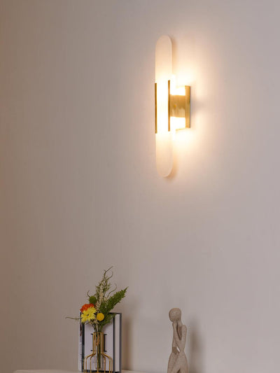 Applique Murale Melange Elongée en Albâtre - Design Élégant avec Détails en Laiton