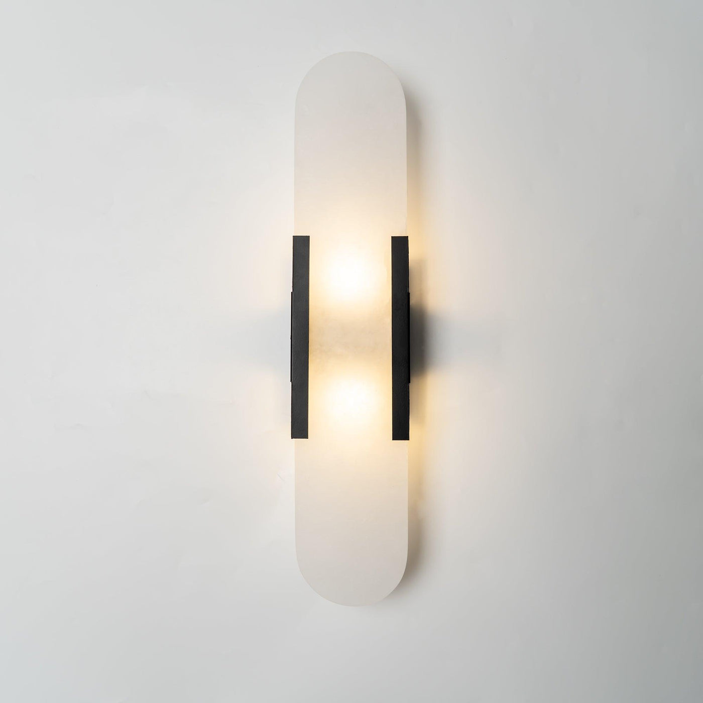Applique Murale Melange Elongée en Albâtre - Design Élégant avec Détails en Laiton