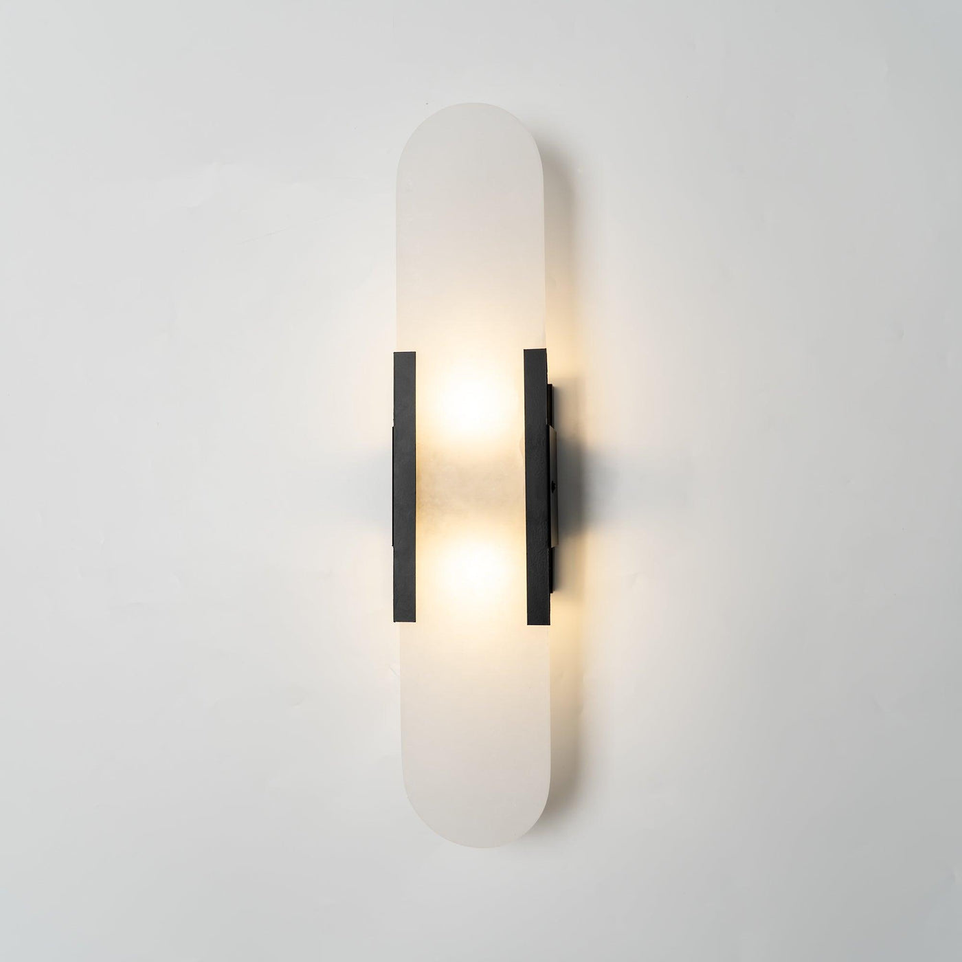 Applique Murale Melange Elongée en Albâtre - Design Élégant avec Détails en Laiton