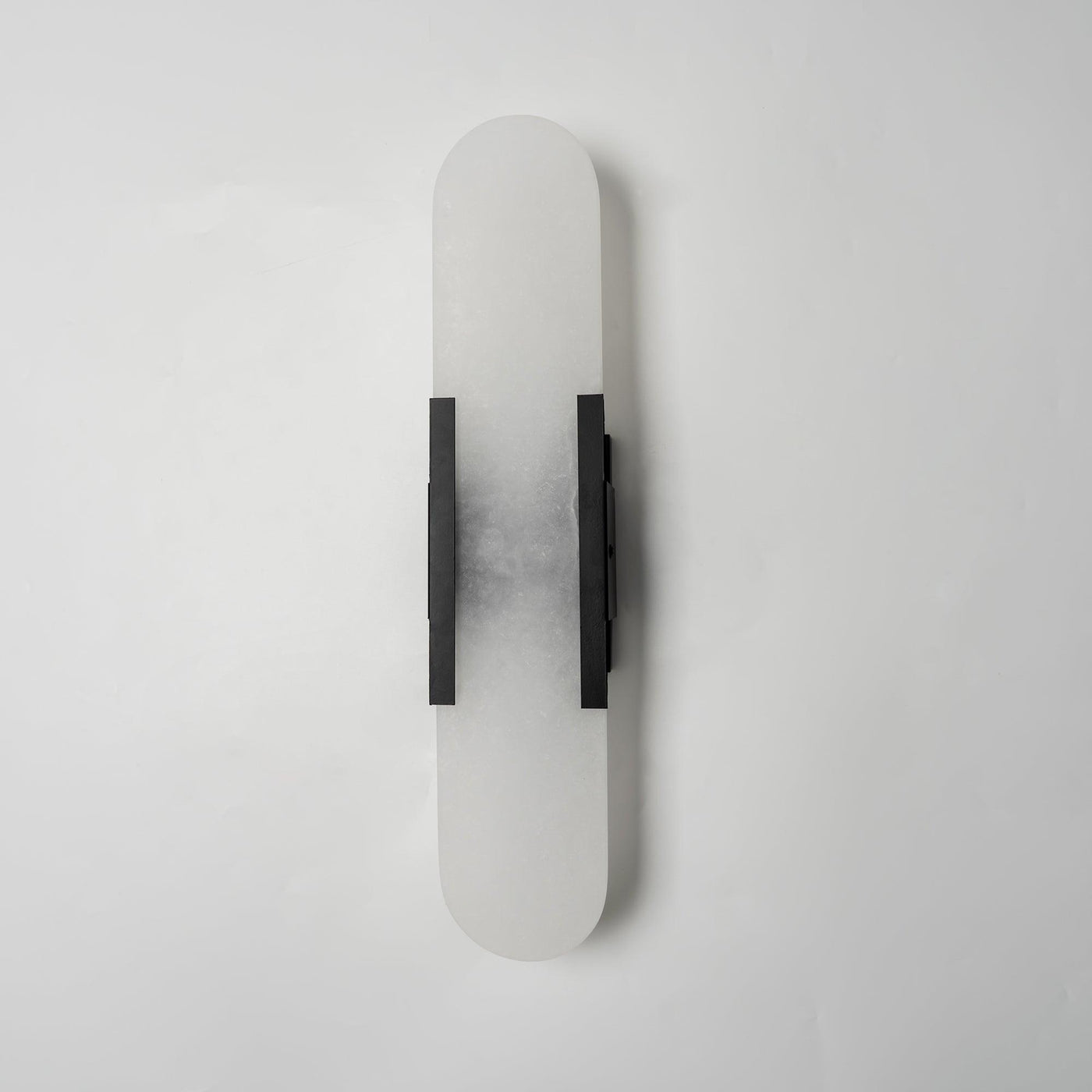 Applique Murale Melange Elongée en Albâtre - Design Élégant avec Détails en Laiton