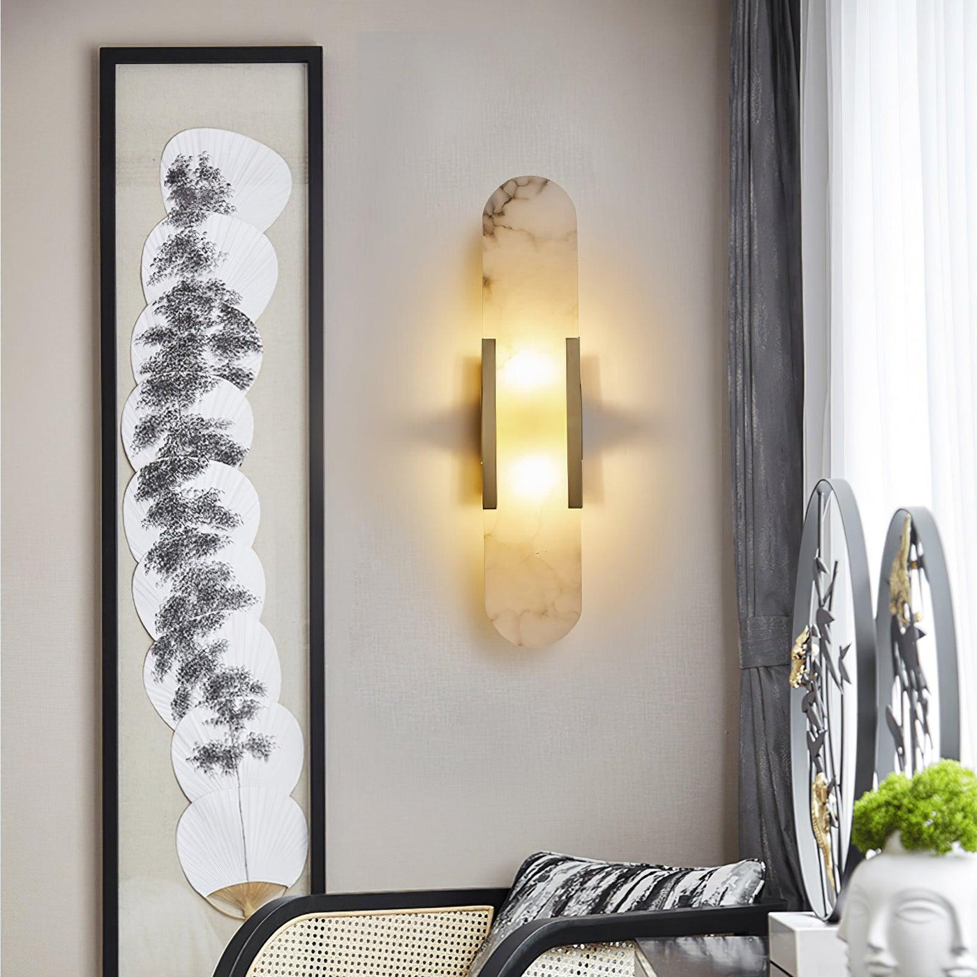 Applique Murale Melange Elongée en Albâtre - Design Élégant avec Détails en Laiton