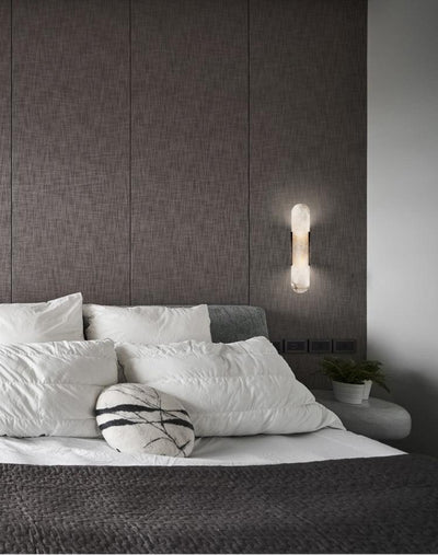 Applique Murale Melange Elongée en Albâtre - Design Élégant avec Détails en Laiton