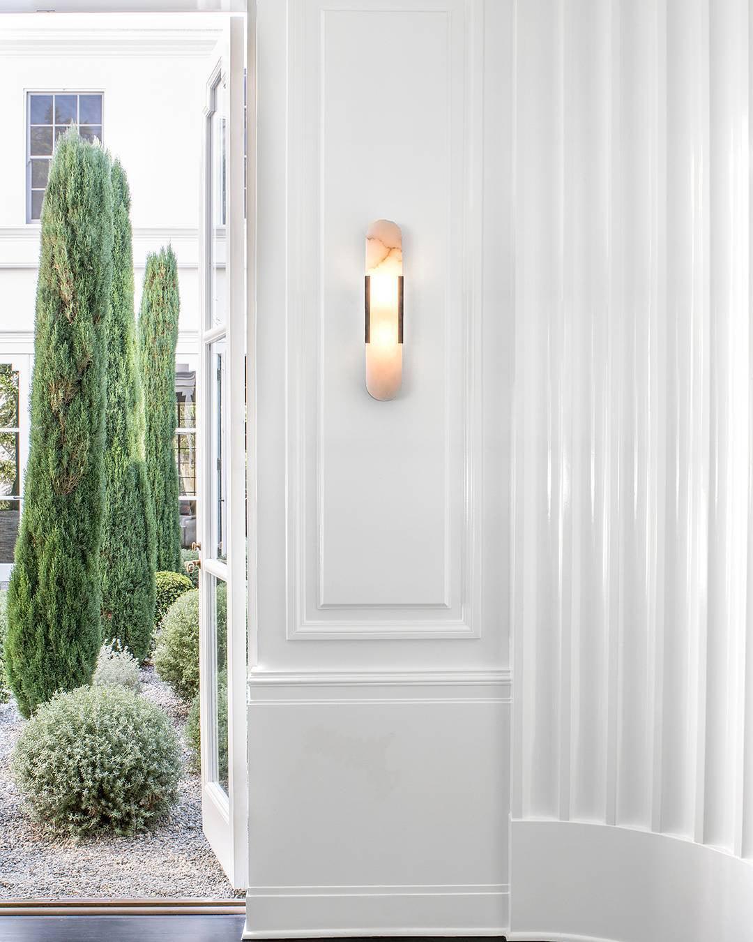 Applique Murale Melange Elongée en Albâtre - Design Élégant avec Détails en Laiton