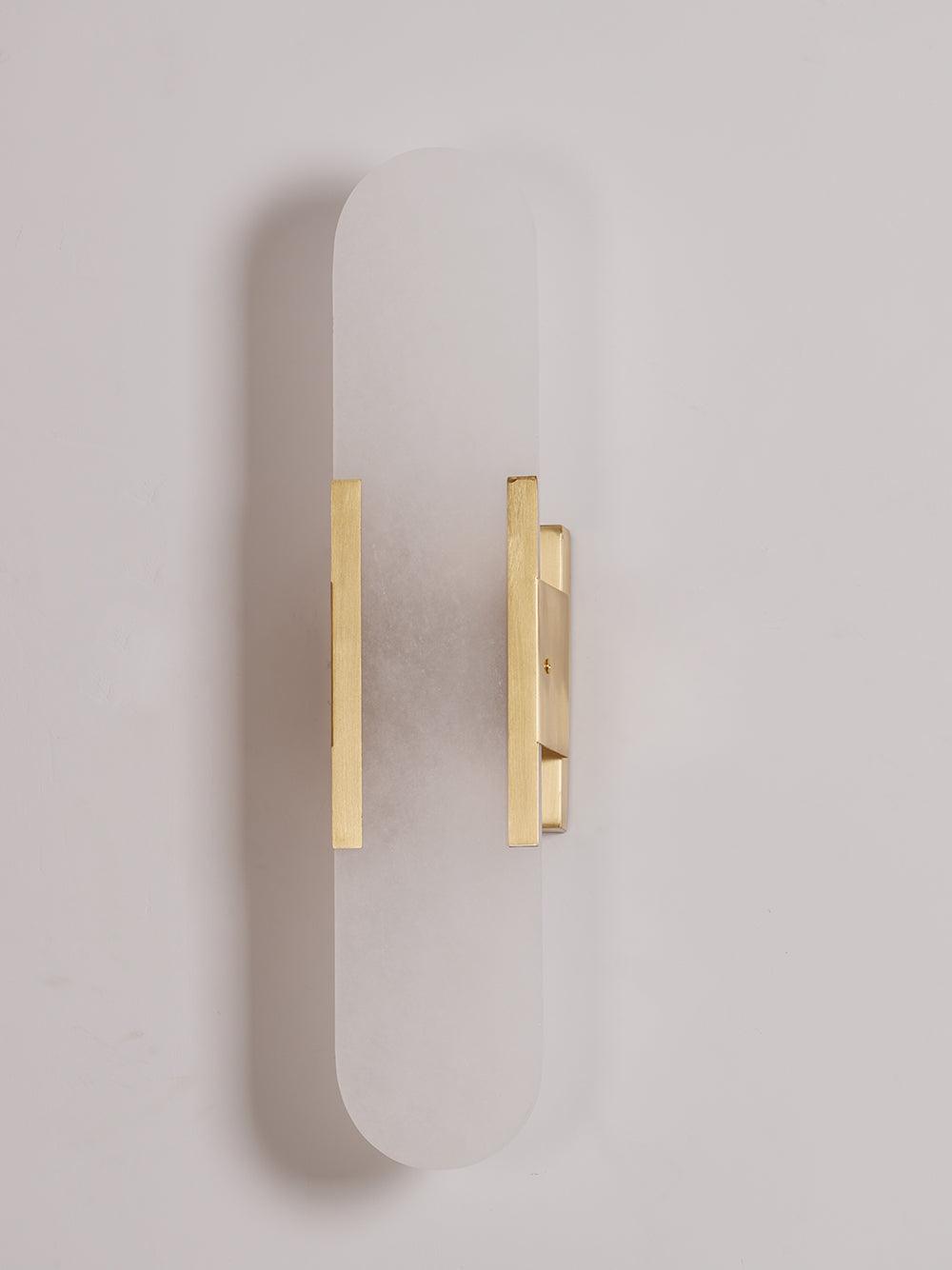 Applique Murale Melange Elongée en Albâtre - Design Élégant avec Détails en Laiton