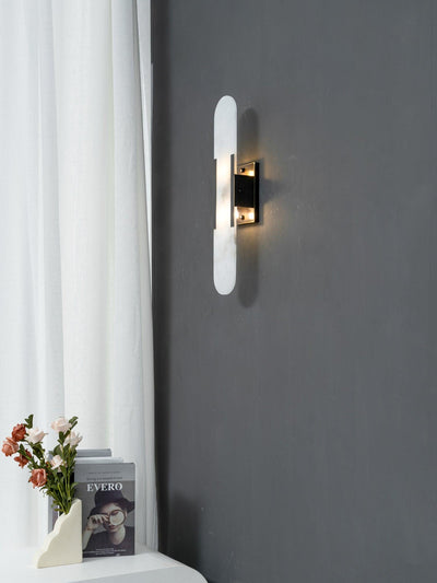 Applique Murale Melange Elongée en Albâtre - Design Élégant avec Détails en Laiton