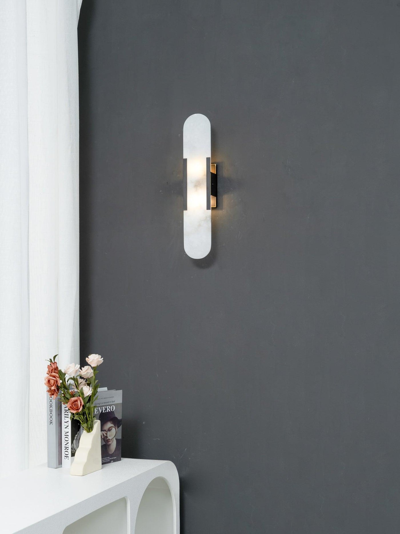 Applique Murale Melange Elongée en Albâtre - Design Élégant avec Détails en Laiton