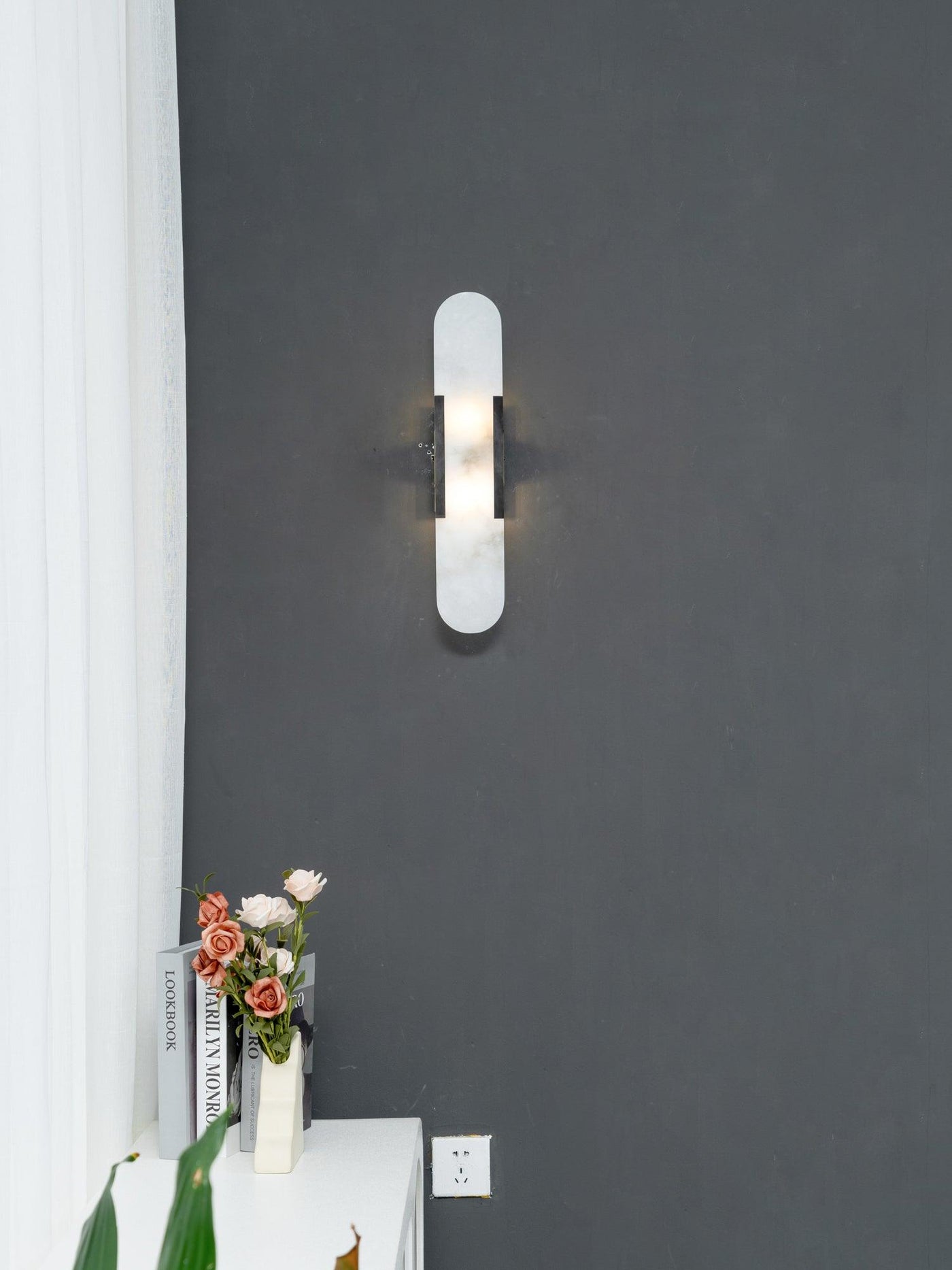 Applique Murale Melange Elongée en Albâtre - Design Élégant avec Détails en Laiton