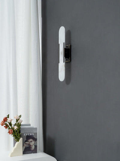 Applique Murale Melange Elongée en Albâtre - Design Élégant avec Détails en Laiton