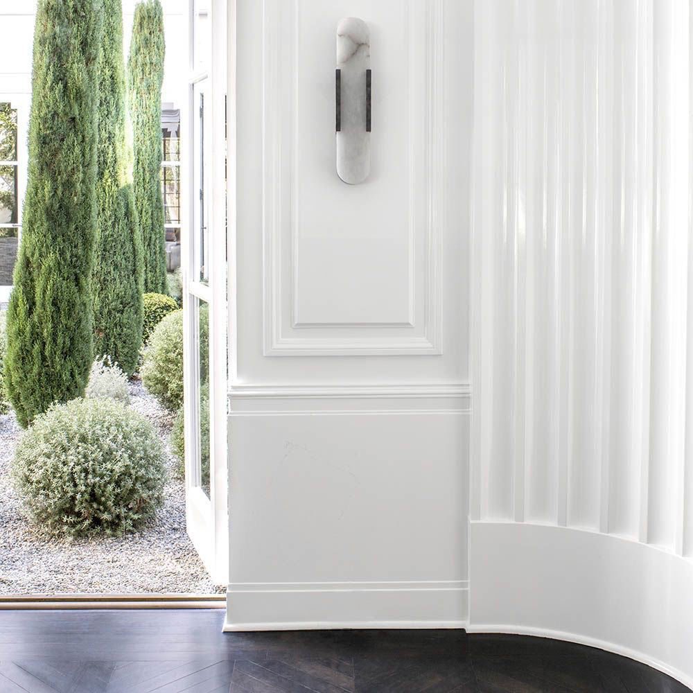 Applique Murale Melange Elongée en Albâtre - Design Élégant avec Détails en Laiton