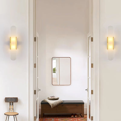Applique Murale Melange Elongée en Albâtre - Design Élégant avec Détails en Laiton