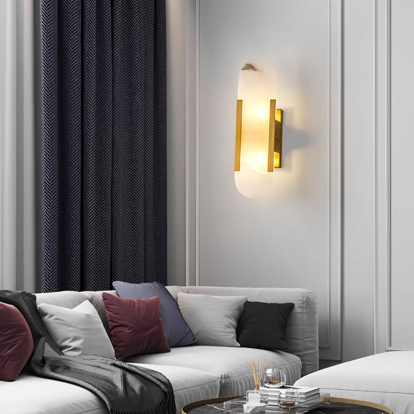 Applique Murale Melange Elongée en Albâtre - Design Élégant avec Détails en Laiton