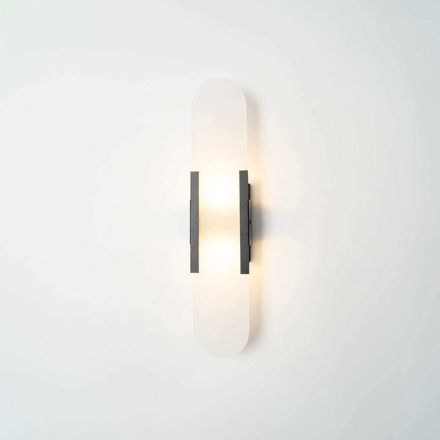 Applique Murale Melange Elongée en Albâtre - Design Élégant avec Détails en Laiton