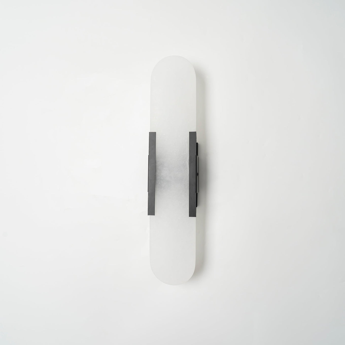 Applique Murale Melange Elongée en Albâtre - Design Élégant avec Détails en Laiton