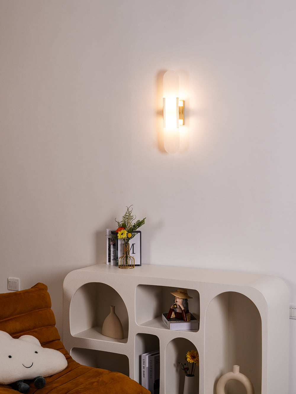 Applique Murale Melange Elongée en Albâtre - Design Élégant avec Détails en Laiton