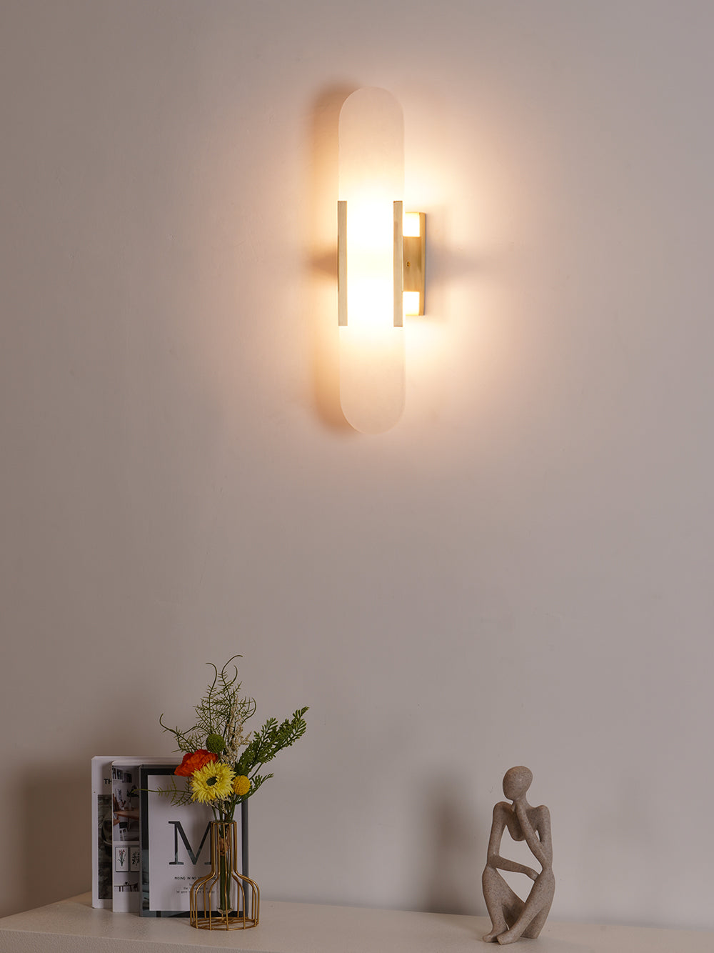 Applique Murale Melange Elongée en Albâtre - Design Élégant avec Détails en Laiton
